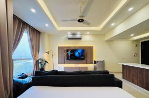 Μια τηλεόραση ή/και κέντρο ψυχαγωγίας στο LMY Residency Hotel Apartments Facing Centaurus Mall - Elysium Tower Islmabad