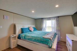 un lit dans une petite pièce avec une fenêtre dans l'établissement Secluded El Reno Retreat with Private Fishing Lake!, à El Reno