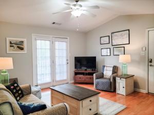 Μια τηλεόραση ή/και κέντρο ψυχαγωγίας στο Cozy 2 bedroom, 2 bathroom condo located at Harbor Landing!