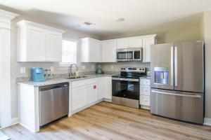 Kuchyň nebo kuchyňský kout v ubytování Stylish, BRAND NEW 3 Bed Cottage, Beach Front, DOG FRIENDLY!