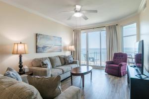ein Wohnzimmer mit Sofa und Tisch in der Unterkunft Beachview Condo in Legacy Tower 1 -603 - fully furnished 3 bedroom 2 bathroom in De Buys