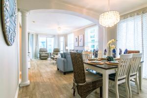 De BuysにあるSpacious Beachview End Unit in Legacy Tower 1-508 - 3 bedroom 3 bath condoのテーブルと椅子のあるダイニングルームとリビングルーム