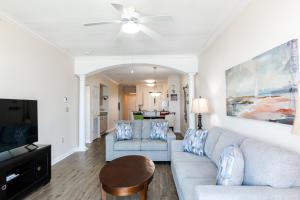 Χώρος καθιστικού στο Beachview Condo in Legacy Tower 1 -603 - fully furnished 3 bedroom 2 bathroom