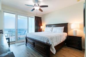 een slaapkamer met een bed en een plafondventilator bij Spacious Beachview End Unit in Legacy Tower 2 -1101 - 3 bedroom 3 bath condo in De Buys +28 foto's