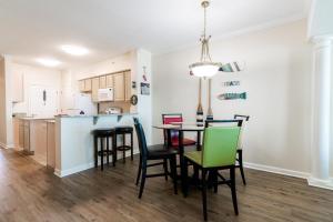 Η κουζίνα ή μικρή κουζίνα στο Beachview Condo in Legacy Tower 1 -603 - fully furnished 3 bedroom 2 bathroom