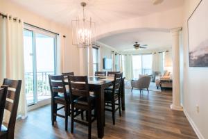 een eetkamer en woonkamer met een tafel en stoelen bij Spacious Beachview End Unit in Legacy Tower 2 -1101 - 3 bedroom 3 bath condo in De Buys