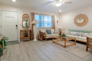 Khu vực ghế ngồi tại 103 Cypress Cove ~ Beautiful 1 bedroom 1 bath beachfront condo in Biloxi