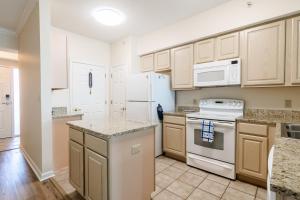 Η κουζίνα ή μικρή κουζίνα στο Beachview Condo in Legacy Tower 1 -603 - fully furnished 3 bedroom 2 bathroom +21 φωτογραφίες