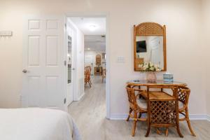 Giường trong phòng chung tại 103 Cypress Cove ~ Beautiful 1 bedroom 1 bath beachfront condo in Biloxi +19 ảnh