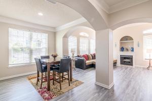 Χώρος καθιστικού στο Legacy Villa 506 - 2 bedroom 2 bath with garage in beachside neighborhood +20 φωτογραφίες