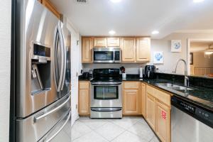 صورة لـ Cozy 2 bed 2 bath condo at the beachside Ocean Club Villas في Beauvoir +17 صورة