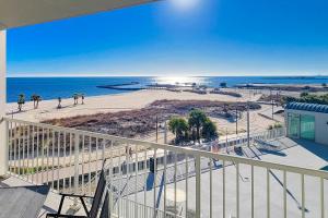 balcone con vista sulla spiaggia e sull'oceano di Beachview Condo at Sea Breeze -409 - fully furnished 2 bedroom 2 bath a Beauvoir