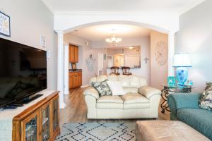 TV a/nebo společenská místnost v ubytování Beachview Condo at Legacy Tower 2 -802 - fully furnished 2 bedroom 2 bathroom