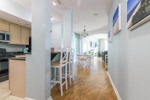 Kuchyň nebo kuchyňský kout v ubytování Beachview Condo at Legacy Tower 2 -1006 - fully furnished 2 bedroom 2 bath