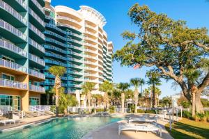 een zwembad voor een groot appartementencomplex bij Spacious Beach View, End Unit in Legacy Tower 2-1301 - 3 Bedroom 3 Bath Condo in De Buys