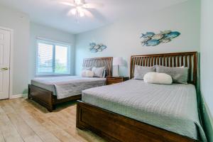 De BuysにあるSpacious Beachview End Unit in Legacy Tower 1-508 - 3 bedroom 3 bath condoのベッド2台と天井ファン付きの寝室 +26枚の写真