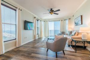 een woonkamer met een bank en een tafel bij Spacious Beachview End Unit in Legacy Tower 2 -1101 - 3 bedroom 3 bath condo in De Buys