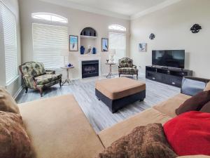a living room with a couch and a tv at Legacy Villa 506 - 2 bedroom 2 bath with garage in beachside neighborhood in De Buys