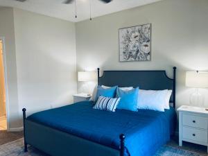 Ένα ή περισσότερα κρεβάτια σε δωμάτιο στο Legacy Villa 203 - 2 bedroom 2 bath with garage in a beachside neighborhood +21 φωτογραφίες