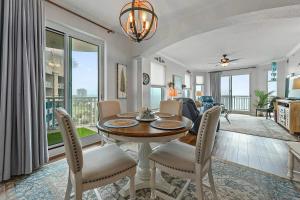 een eetkamer met een tafel en stoelen en een woonkamer bij Spacious Beach View, End Unit in Legacy Tower 2-1301 - 3 Bedroom 3 Bath Condo in De Buys