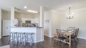 Η κουζίνα ή μικρή κουζίνα στο Legacy Villa 203 - 2 bedroom 2 bath with garage in a beachside neighborhood