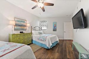 een slaapkamer met twee bedden en een flatscreen-tv bij Spacious Beach View, End Unit in Legacy Tower 2-1301 - 3 Bedroom 3 Bath Condo in De Buys +31 foto's