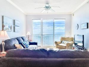 TV a/nebo společenská místnost v ubytování Beachview Condo at Legacy Tower 2 -1104 - fully furnished 2 bedroom 2 bath