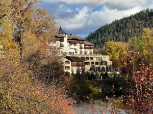 een groot gebouw aan de kant van een meer bij NEW - Raven's Nest - DT Leavenworth in Leavenworth