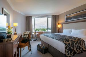 Rúm í herbergi á Clayton Hotel Silver Springs