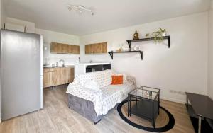 Kuchyň nebo kuchyňský kout v ubytování Cocon avec petit jardin centre Bondy