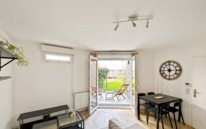 Fotografie z fotogalerie ubytování Cocon avec petit jardin centre Bondy v destinaci Bondy + 2 fotografie