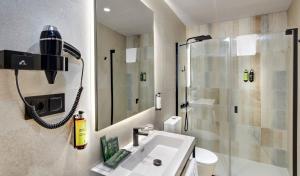 Koupelna v ubytování Hotel Sercotel Alfonso VI + 39 fotografií