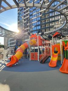 敖德萨ЖК Атмосфера первая линия моря место паркинг的城市里带滑梯的游乐场