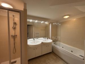 a bathroom with a sink and a bath tub at Superbe appartement en hyper centre, proche plage in Arcachon +8 photos