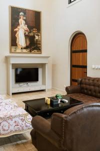 un salon avec un canapé et une télévision dans l'établissement My Ozone Villa Khaoyai มายโอโซน วิลล่า เขาใหญ่, à Ban Sap Setthi