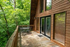 een houten terras met een tafel en stoelen erop bij Hot Tub - Haven at the Red - Red River Gorge KY in Slade