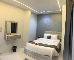 カイロにあるGarden city hotel Nile houseの大きなベッドと鏡のある寝室