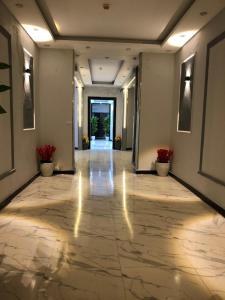 カイロにあるGarden city hotel Nile houseの鉢植えが置かれた建物の廊下