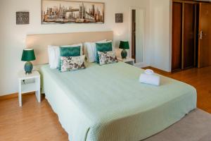 セルタンにあるHotel Larverdeのベッドルーム1室(大型ベッド1台、ランプ2つ付) +57枚の写真