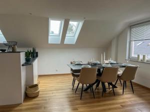 a dining room with a table and chairs at MaMa-Apartments - Netflix, Balkon, Kaffee & Tee, WIFI, Waschmaschine, familienfreundlich, kostenloser Parkplatz - 125 qm in Fulda