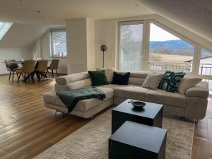 a living room with a couch and a table at MaMa-Apartments - Netflix, Balkon, Kaffee & Tee, WIFI, Waschmaschine, familienfreundlich, kostenloser Parkplatz - 125 qm in Fulda