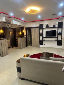 a large living room with a couch and a tv at Paradis résidence473 in Oran