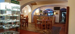 eine Küche und ein Esszimmer mit Tisch und Stühlen in der Unterkunft Wellness & Sport Hotel TTC in Vrchlabí