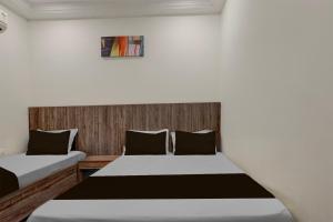 Postel nebo postele na pokoji v ubytování Hotel O Sindhuri Vijayawada Junction