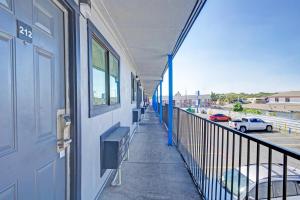 einen Balkon eines Gebäudes mit Straßenblick in der Unterkunft Super 7 Inn By OYO San Antonio NW Medical Center in San Antonio