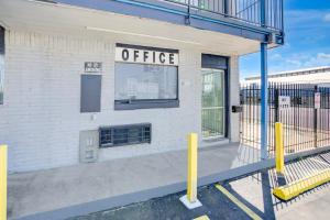 ein Büroschild an der Seite eines Gebäudes in der Unterkunft Super 7 Inn By OYO San Antonio NW Medical Center in San Antonio + 36 Fotos