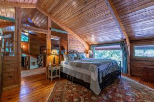 Giường trong phòng chung tại A River Mist