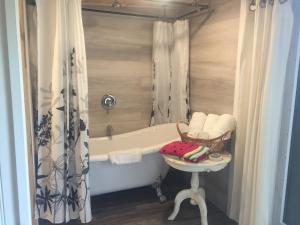 Ένα μπάνιο στο The Wood Shed with hot tub