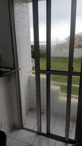 ein Badezimmer mit einer offenen Glastür zur Dusche in der Unterkunft Apartamento in Itanhaém + 7 Fotos