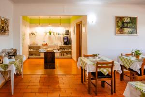 セルタンにあるHotel Larverdeのテーブル2台付きのレストラン、キッチン付